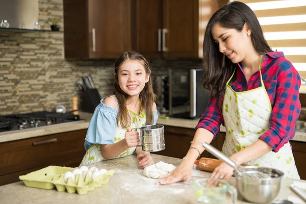 Mère et fille faisant des biscuits — Photo