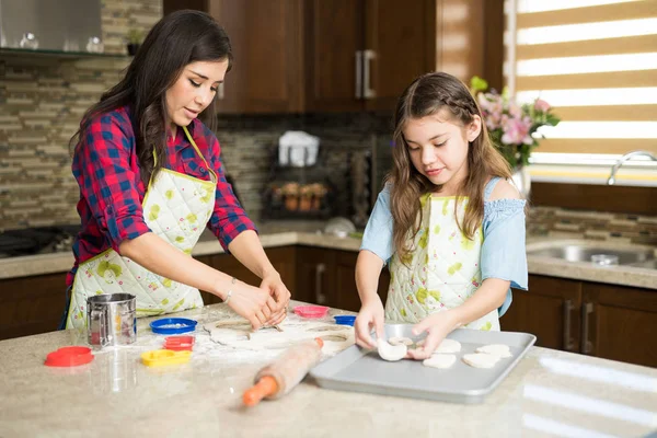 Madre e hija horneando galletas —  Fotos de Stock