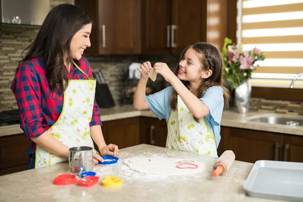 Mãe e filha fazendo biscoitos — Fotografia de Stock