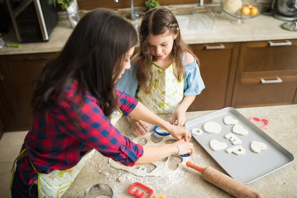 Madre e hija horneando galletas — Foto de Stock