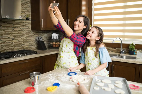 Moeder en dochter koekjes bakken — Stockfoto