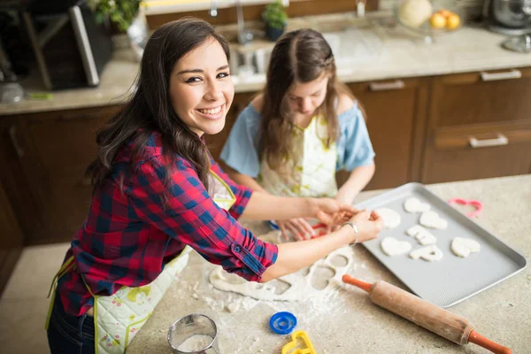 Madre e hija horneando galletas — Foto de Stock