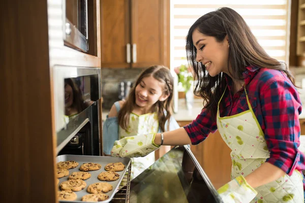 Mother and daughter baking cookies — Stock Photo, Image