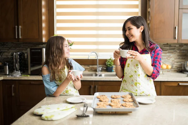 Mãe e filha desfrutando de café — Fotografia de Stock