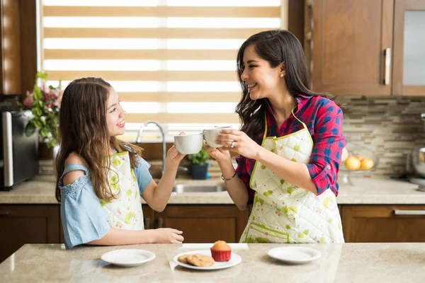 Mère et fille appréciant le café — Photo