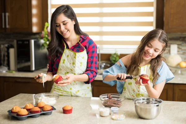 Moeder en dochter versieren cupcakes — Stok fotoğraf