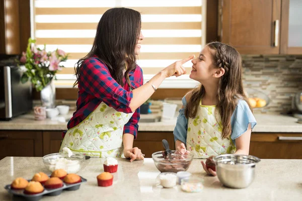 Moeder en dochter versieren cupcakes — Stok fotoğraf