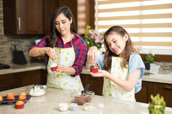Mère et fille décorant des cupcakes — Photo