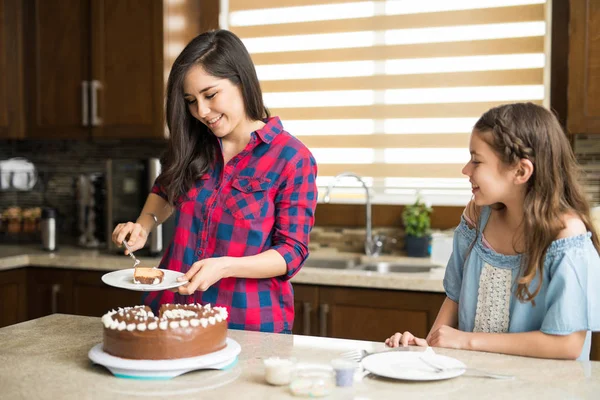 Mutlu anne ve kızı pasta ile — Stok fotoğraf