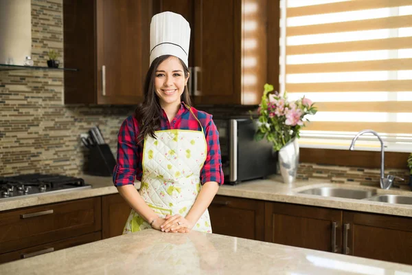 Ama de casa con delantal en la cocina — Foto de Stock