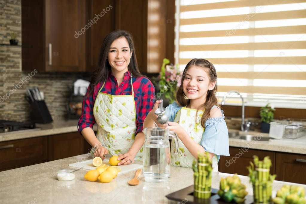  mother and daughter making lemonade