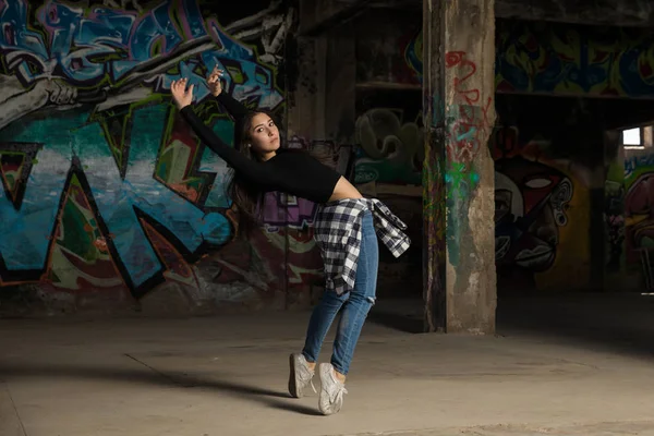 Hezká žena tanečnice v opuštěné budově — Stock fotografie