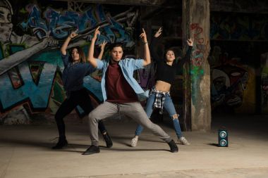 Hip hop dansçıları bir rutin pratik