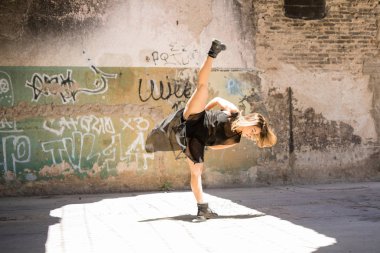 Contempo dansçı bir bacak bölünme yapıyor