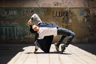 Erkek dansçı bir dans performansı pratik