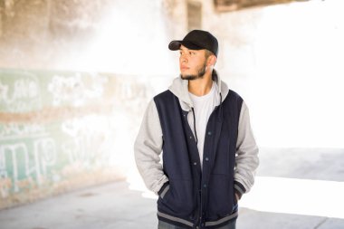 Bir kentsel ortamda erkek hip hop dans