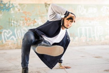 Genç adam atlamak açık havada