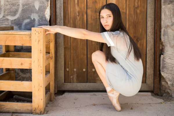Pretty ballet dancer en pointe — Stockfoto
