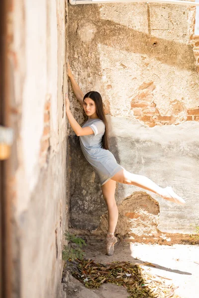 站在她的脚趾上的芭蕾舞演员 — 图库照片