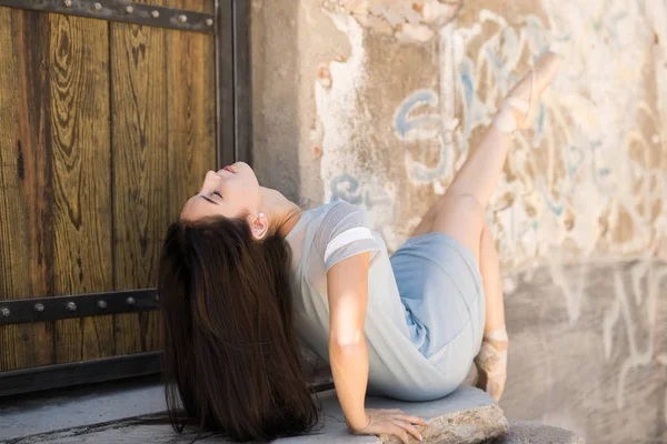 Schöne Frau genießt Ballett — Stockfoto