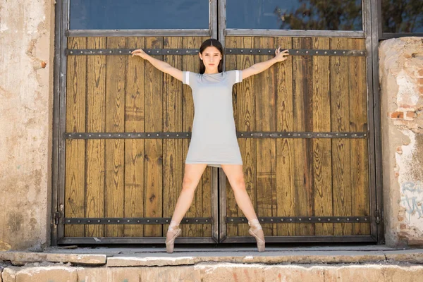 Pretty ballet dancer standing en pointe — Stock Photo, Image