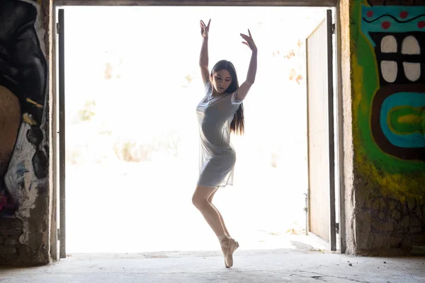 Hübsche Ballerina, die im Freien auftritt — Stockfoto