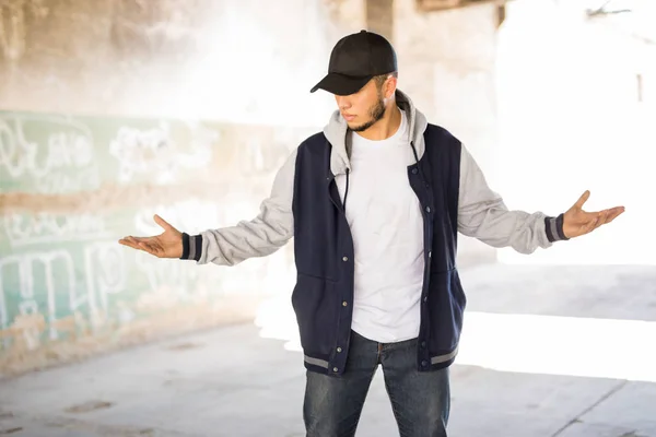 Hip hop signer in an abandoned building — Stock Photo, Image