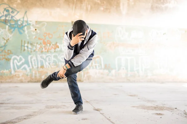 Портрет молодого чоловіка міського танцюриста — стокове фото