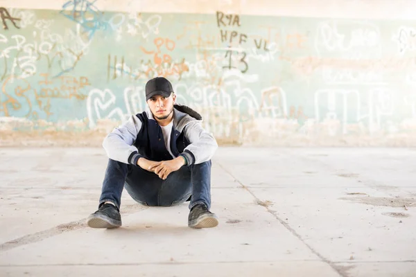 Dançarino de hip hop sentado ao ar livre — Fotografia de Stock