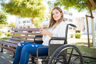 telefonunda genç kadın manifatura