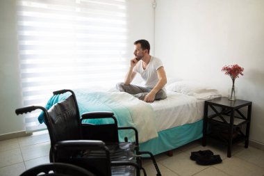 Düşünceli Engelli adam evde