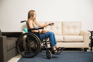 Tv izlerken tekerlekli sandalye kadında