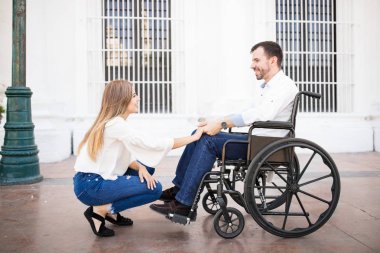 İki aşık, adam bir tekerlekli sandalye üzerinde