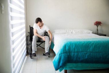 Onun tekerlekli sandalye üzerinde oturan genç adam