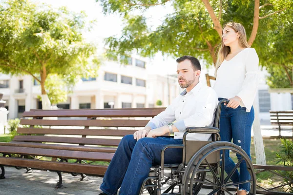 Trauriger Mann im Rollstuhl nach draußen gebracht — Stockfoto