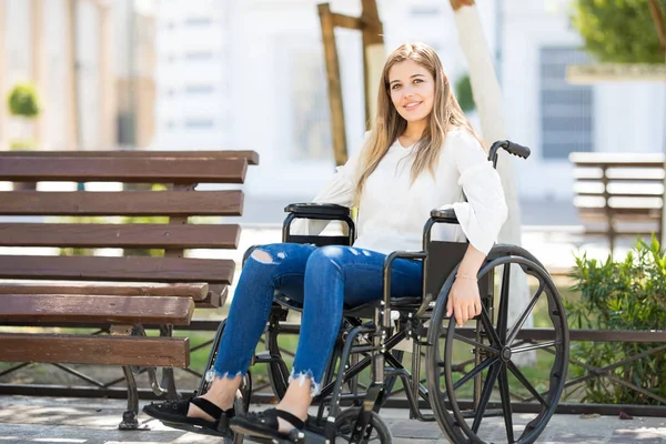 Bonito jovem mulher em uma cadeira de rodas — Fotografia de Stock