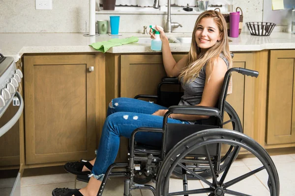 Ev temizlik tekerlekli sandalyede mutlu kadın — Stok fotoğraf