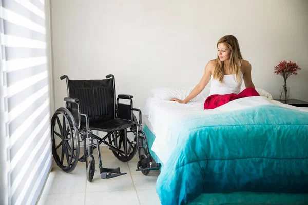 伤感的瘫痪的女子躺在床上 — 图库照片