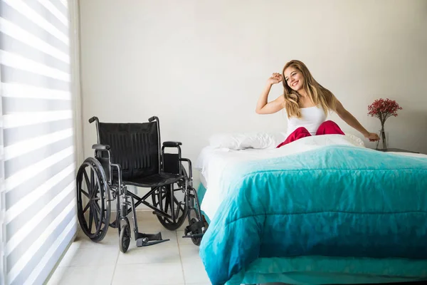 Жінка-інвалід прокидається з посмішкою — стокове фото