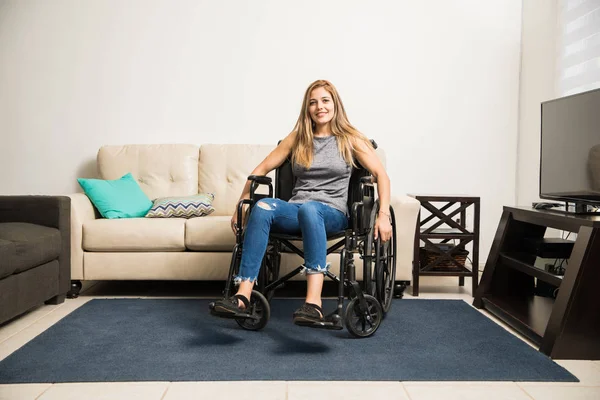 Красива жінка в інвалідному візку вдома — стокове фото
