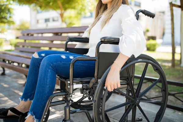 使用轮椅的残疾的妇女 — 图库照片