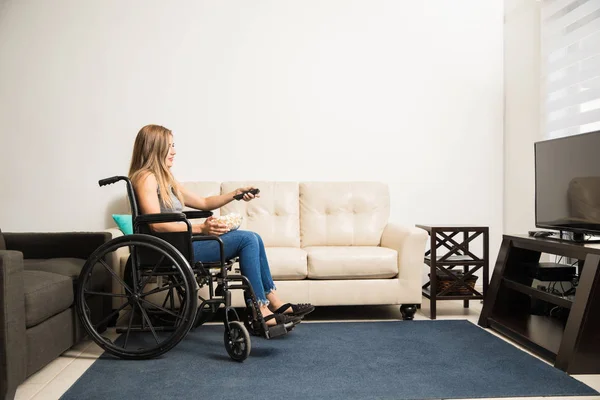 残疾的妇女在家看电视 — 图库照片