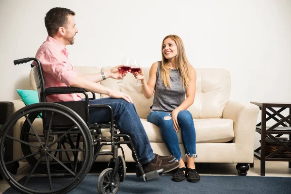 Чоловік на інвалідному візку з побаченням вдома — стокове фото