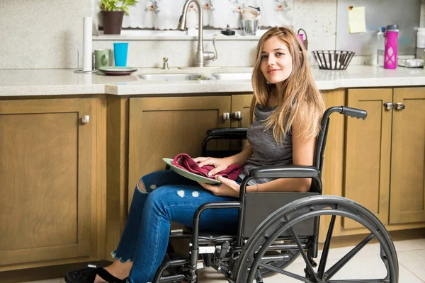 Інвалідність жінка займається домашніми справами — стокове фото