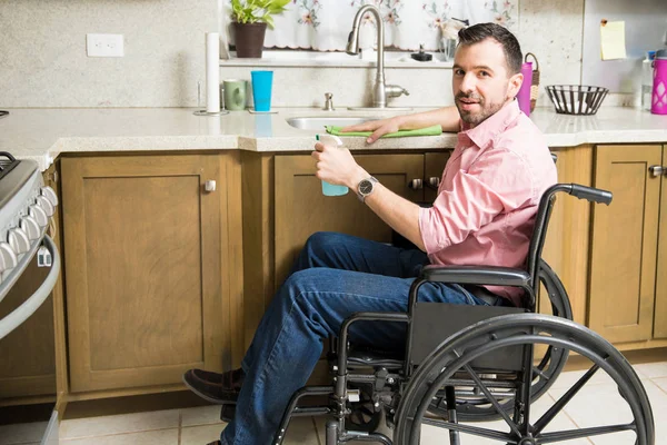 有魅力的男人，在轮椅上清洗 — 图库照片
