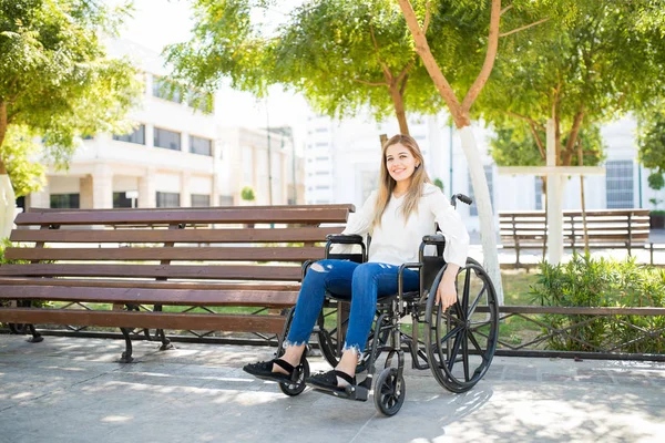 乐观的女人坐在轮椅上 — 图库照片