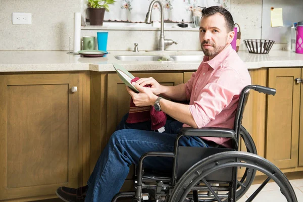 在洗碗的轮椅上多可悲的男人 — 图库照片