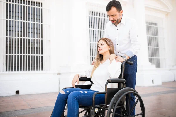 Traurige gelähmte Frau im Rollstuhl — Stockfoto