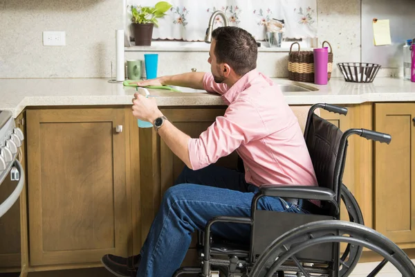 残疾的男子清洗他的厨房 — 图库照片