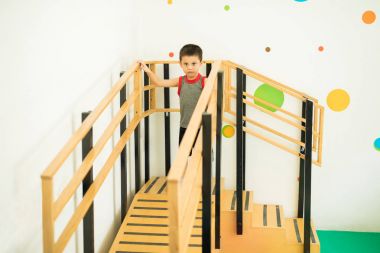 Merdiven ve bir rampa üzerinde yürüyen çocuk